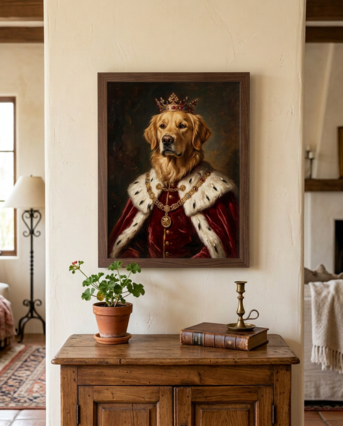 Retrato real de un golden retriever con marco de madera en un salón